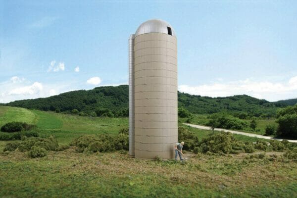 Walthers Cornerstone Rural USA - Concrete-Style Silo Plastic Kit